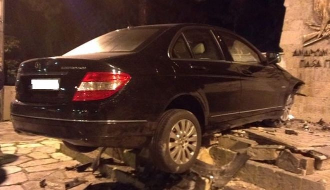 Ασύλληπτο τρακάρισμα στον Χολαργό – Δείτε τις απίστευτες φωτό