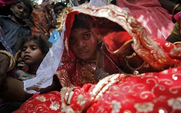 Νύφη στα 11, μητέρα στα 14 (pics)