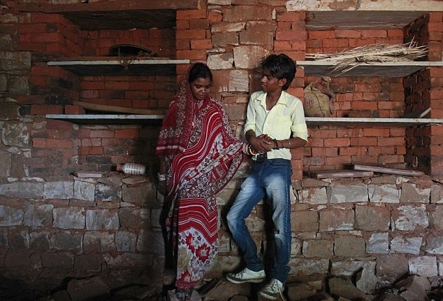 Νύφη στα 11, μητέρα στα 14 (pics)