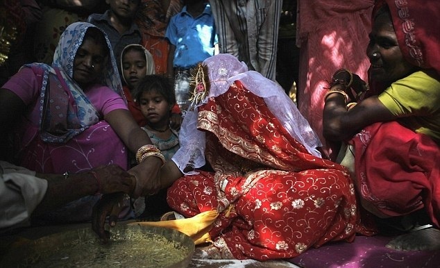 Νύφη στα 11, μητέρα στα 14 (pics)