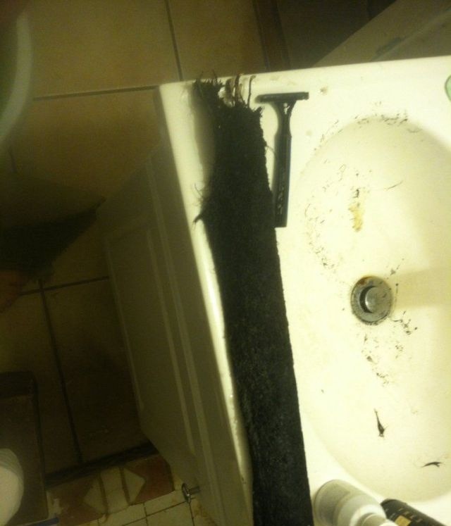 Δείτε τι αηδιαστικό βρήκε στο μπάνιο του! (pics)