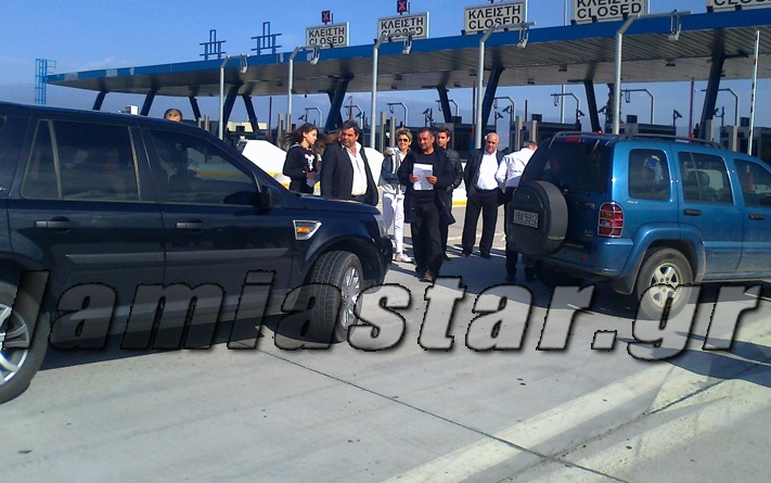 Βίντεο:Οι αγρότες μοίρασαν ρύζι στα διόδια-Μαζί τους και ο Γκλέτσος 