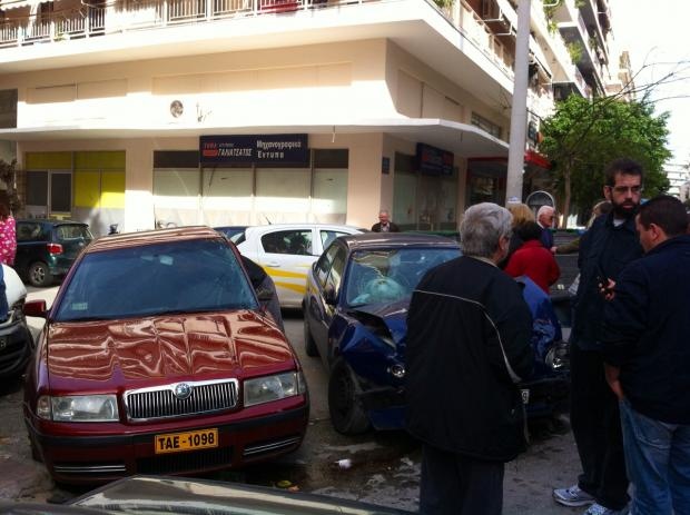 Πάτρα: Σύγκρουση Ι.Χ. με ταξί - Τραυματίες οδηγοί (pics)