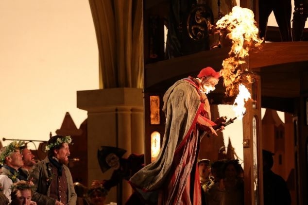 Σοκ: Ηθοποιός τυλίχτηκε στις φλόγες πάνω στη σκηνή