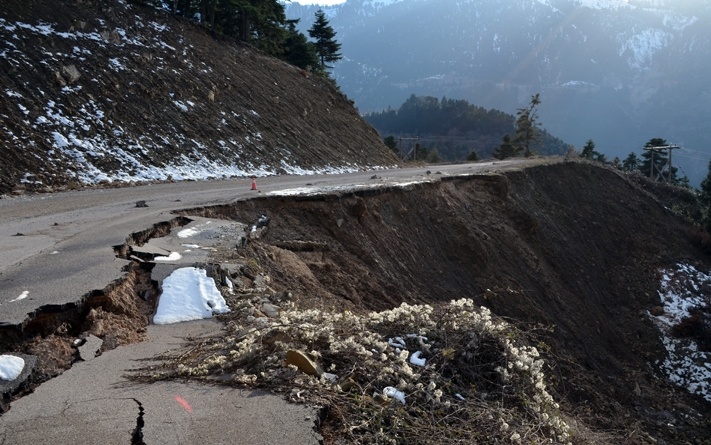 Ευρυτανία: «Πέφτει» ο δρόμος στα Φιδάκια (pics)