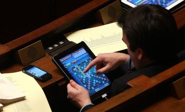 Απίστευτο: Έπαιζαν Scrabble την ώρα της συνεδρίασης στην Βουλή