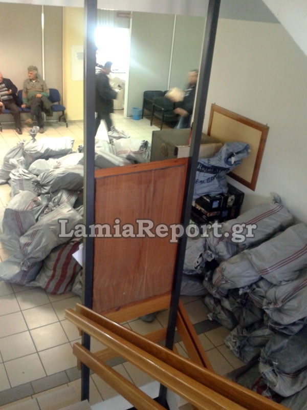 Εικόνες ντροπής στη ΔΟΥ Λαμίας (pics-vid)