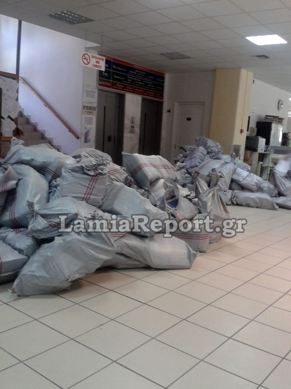 Εικόνες ντροπής στη ΔΟΥ Λαμίας (pics-vid)