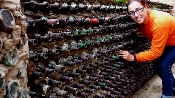 Φτιάχνει σπίτια από μπουκάλια για φτωχούς (pics)