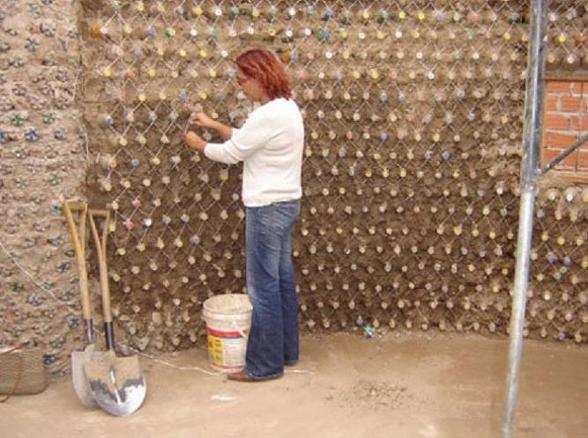 Φτιάχνει σπίτια από μπουκάλια για φτωχούς (pics)