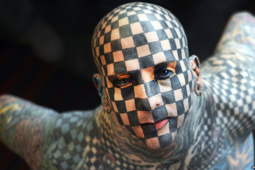 Ο άνθρωπος-σκάκι έχει κάνει τατουάζ όλο του το σώμα και το πρόσωπο!