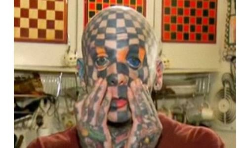 Ο άνθρωπος-σκάκι έχει κάνει τατουάζ όλο του το σώμα και το πρόσωπο!