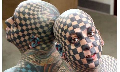 Ο άνθρωπος-σκάκι έχει κάνει τατουάζ όλο του το σώμα και το πρόσωπο!