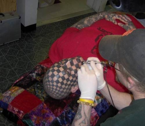 Ο άνθρωπος-σκάκι έχει κάνει τατουάζ όλο του το σώμα και το πρόσωπο!