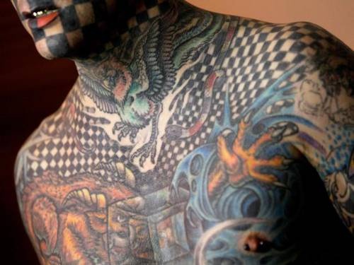 Ο άνθρωπος-σκάκι έχει κάνει τατουάζ όλο του το σώμα και το πρόσωπο!