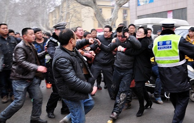 Το πλήθος επιχείρησε να τον λιντσάρει επειδή χτύπησε ένα παιδί