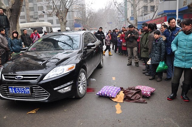 Το πλήθος επιχείρησε να τον λιντσάρει επειδή χτύπησε ένα παιδί