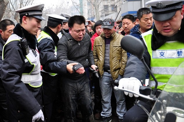 Το πλήθος επιχείρησε να τον λιντσάρει επειδή χτύπησε ένα παιδί