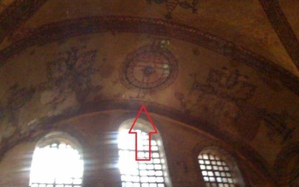 Eμφανίζονται σταυροί μέσα στην Αγιά Σοφιά! (pics)