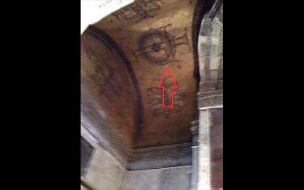 Eμφανίζονται σταυροί μέσα στην Αγιά Σοφιά! (pics)