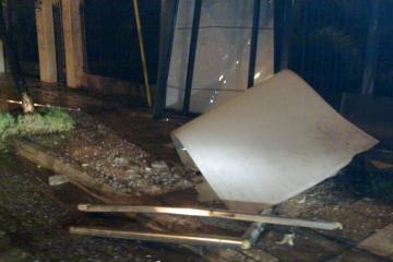 Πάτρα: Αυτοκίνητο καρφώθηκε σε στάση λεωφορείου (pics)