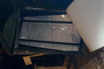 Πάτρα: Αυτοκίνητο καρφώθηκε σε στάση λεωφορείου (pics)