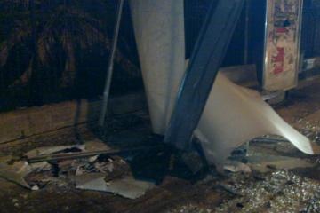 Πάτρα: Αυτοκίνητο καρφώθηκε σε στάση λεωφορείου (pics)