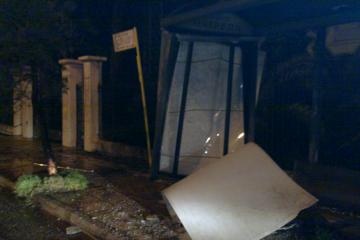 Πάτρα: Αυτοκίνητο καρφώθηκε σε στάση λεωφορείου (pics)