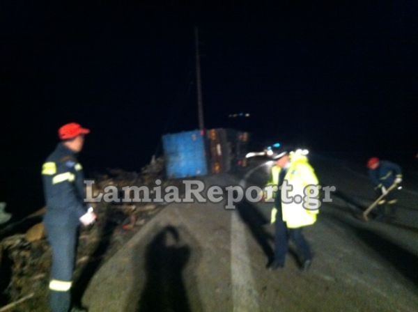 Λαμία: Νταλίκα ντελαπάρισε και σταμάτησε στο χείλος του γκρεμού (pics)