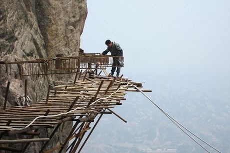 Περπατώντας πάνω από το απόλυτο χάος (pics)