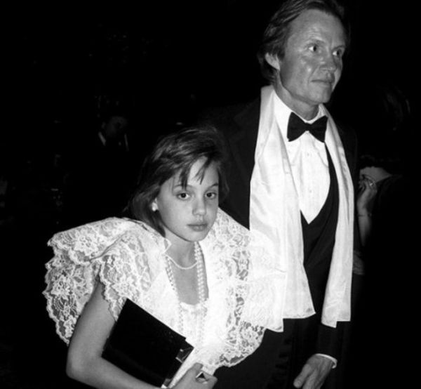 Δείτε φωτογραφία από την παιδική της ηλικία της Αντζελίνα Τζολί