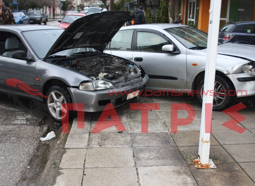 Πύργος: Συγκρούστηκαν και... καβάλησαν πεζοδρόμιο! (pics)