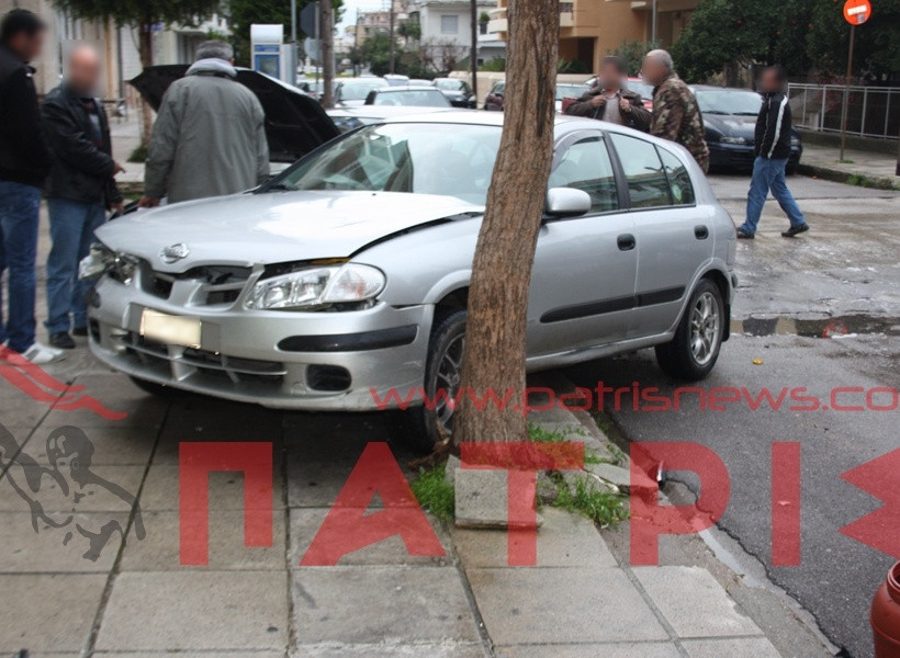 Πύργος: Συγκρούστηκαν και... καβάλησαν πεζοδρόμιο! (pics)