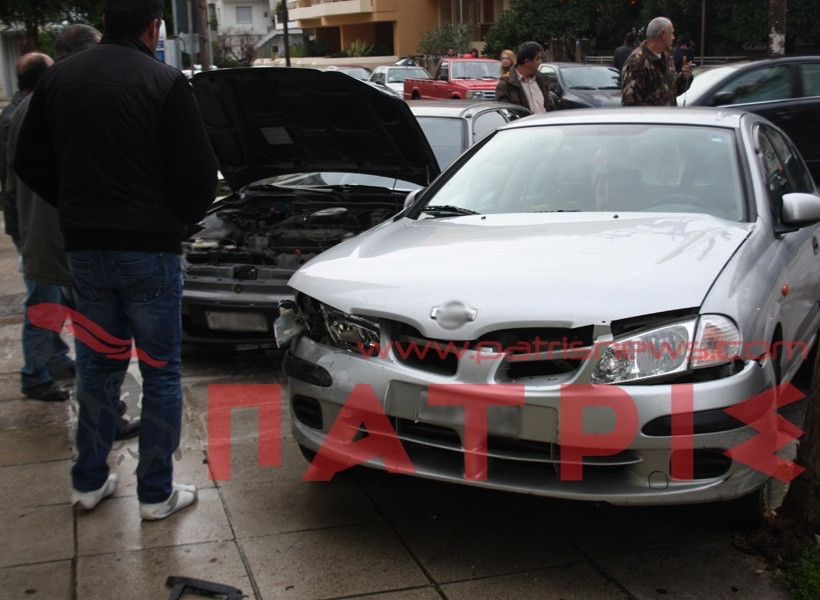 Πύργος: Συγκρούστηκαν και... καβάλησαν πεζοδρόμιο! (pics)