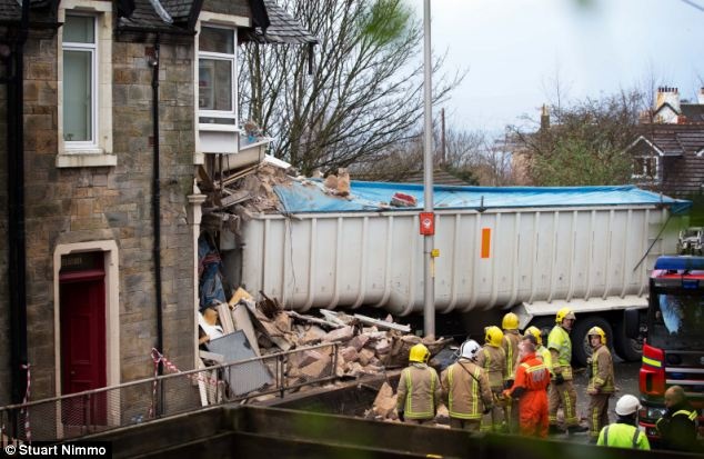 Φορτηγό... μπήκε μέσα σε σπίτι και σκότωσε μια γυναίκα