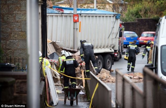 Φορτηγό... μπήκε μέσα σε σπίτι και σκότωσε μια γυναίκα