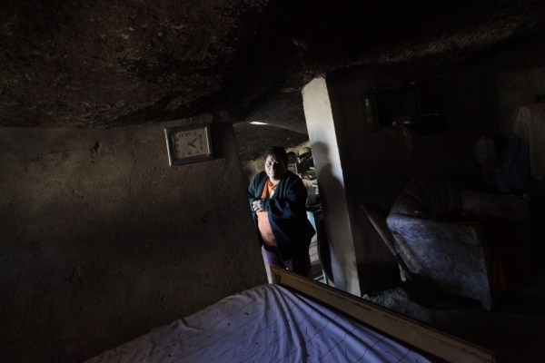 Ο άνθρωπος που ζει κάτω από ένα βράχο (pics)