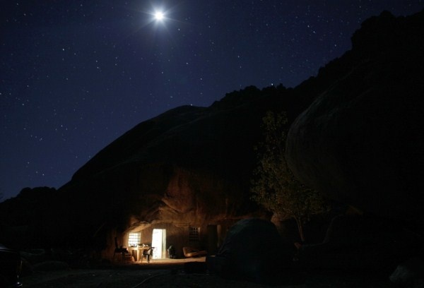Ο άνθρωπος που ζει κάτω από ένα βράχο (pics)
