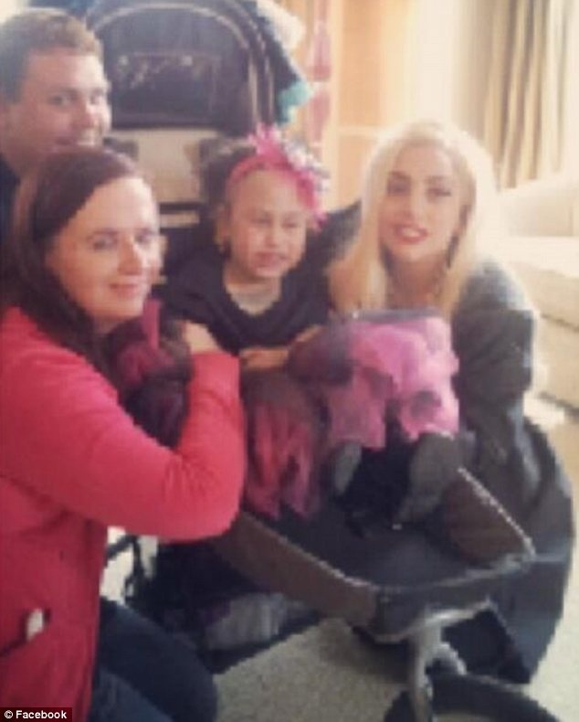 Lady Gaga: Μετά το χειρουργείο επισκέφθηκε άρρωστη θαυμάστριά της!