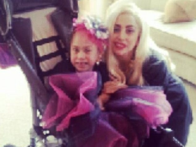 Lady Gaga: Μετά το χειρουργείο επισκέφθηκε άρρωστη θαυμάστριά της!