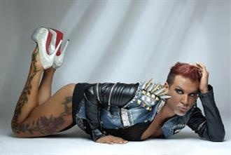 Πασίγνωστος τραγουδιστής έκανε εγχείριση αλλαγής φύλου(pics)