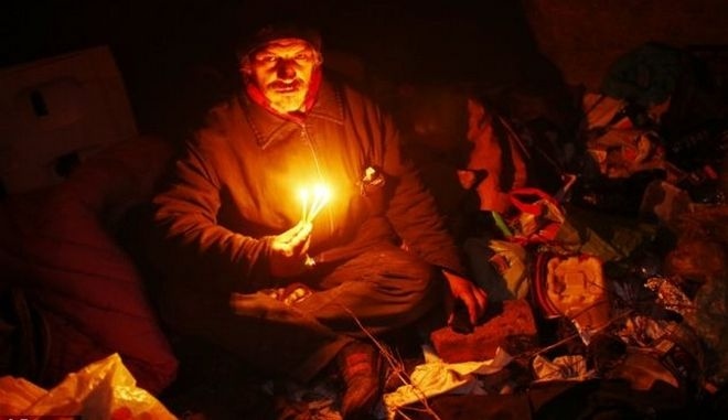 Έχασε το σπίτι του από χρέη και ζει σε... τάφο! 