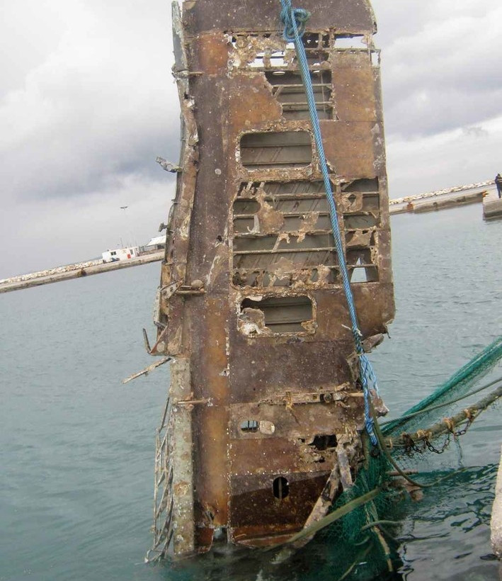 Απίστευτο! Αλιευτικό σκάφος "ψάρεψε" πολεμικό αεροσκάφος! (pics)