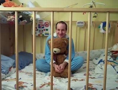 Σπάνια πάθηση κάνει τους ενήλικες να συμπεριφέρονται σαν μικρά παιδιά