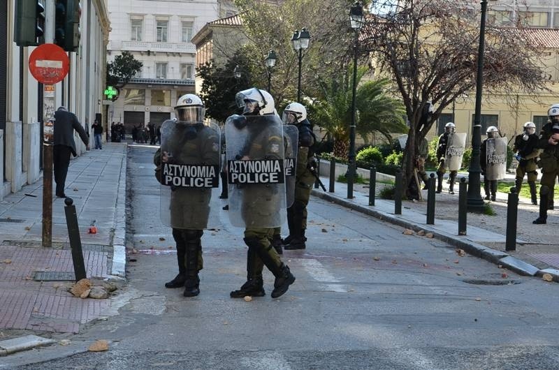 ΤΩΡΑ: Μολότοφ και δακρυγόνα στα Προπύλαια(pics)