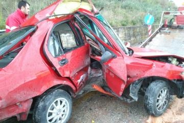 Απίστευτο τροχαίο στην Πάτρα-Από θαύμα σώθηκε ο οδηγός (pics)