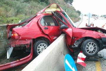 Απίστευτο τροχαίο στην Πάτρα-Από θαύμα σώθηκε ο οδηγός (pics)