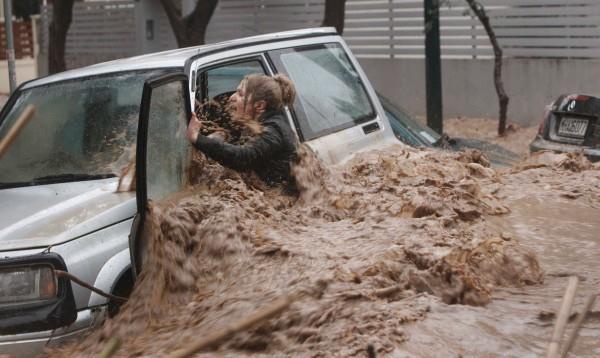 Χαλάνδρι: Συγκλονιστική διάσωση γυναίκας οδηγού