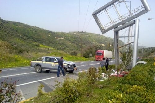 Αυτοκίνητο έπεσε σε ταμπέλα βενζινάδικου - 3 τραυματίες (pics)
