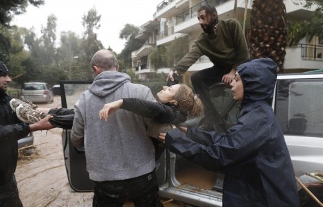 Χαλάνδρι: Συγκλονιστική διάσωση γυναίκας οδηγού